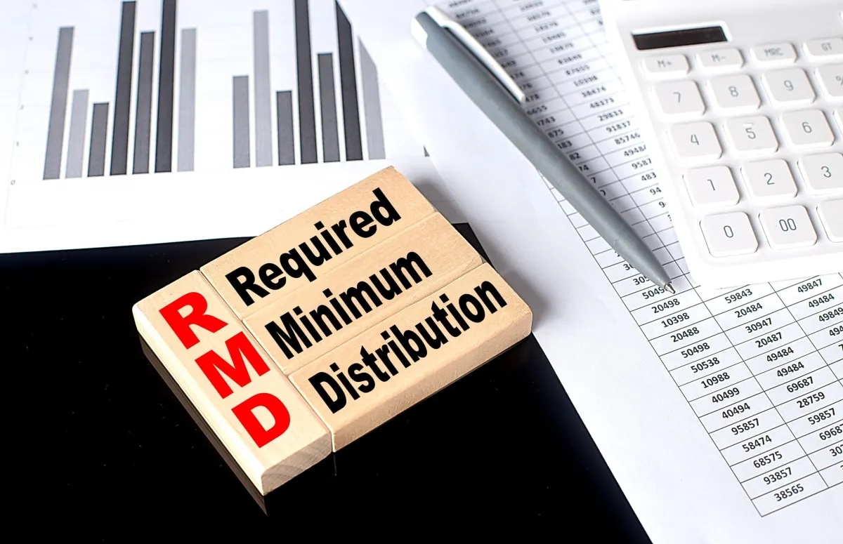 Cách Người Nghỉ Hưu 3 Năm RMD Biến $940k IRA Thành $6.7k/Tháng