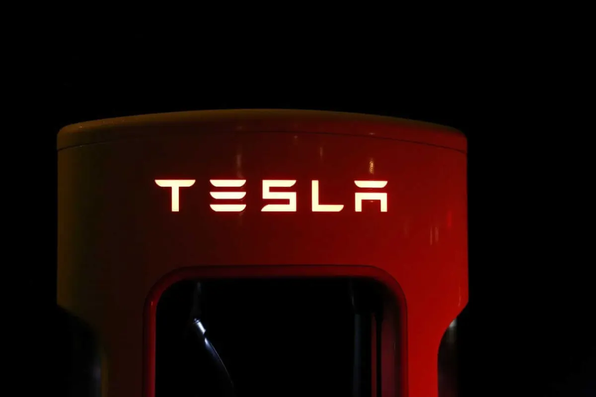 Tesla khai tử Solar Roof: Bước ngoặt mới cho cổ phiếu TSLA