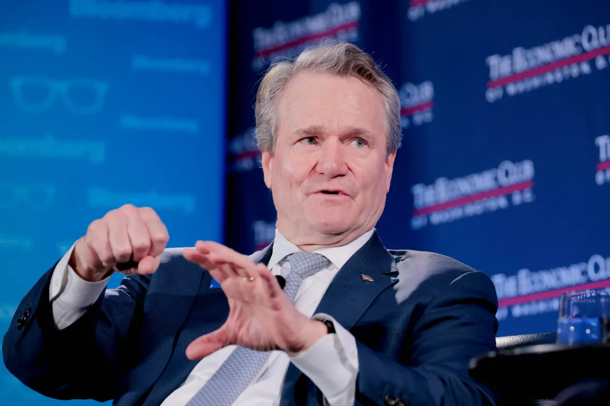 CEO Bank of America cảnh báo lạm phát đẩy Fed vào góc khuất