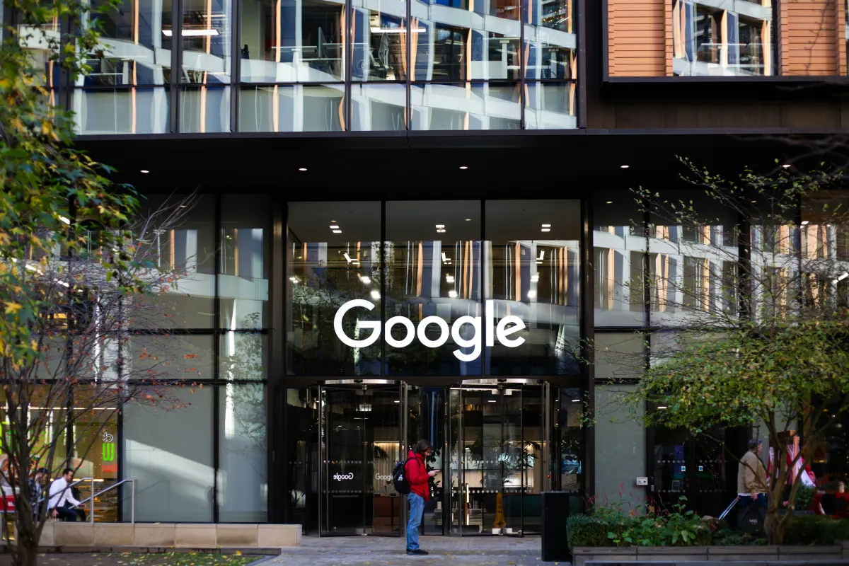 Alphabet (GOOGL): Rủi ro từ AI đã phản ánh hết vào giá?
